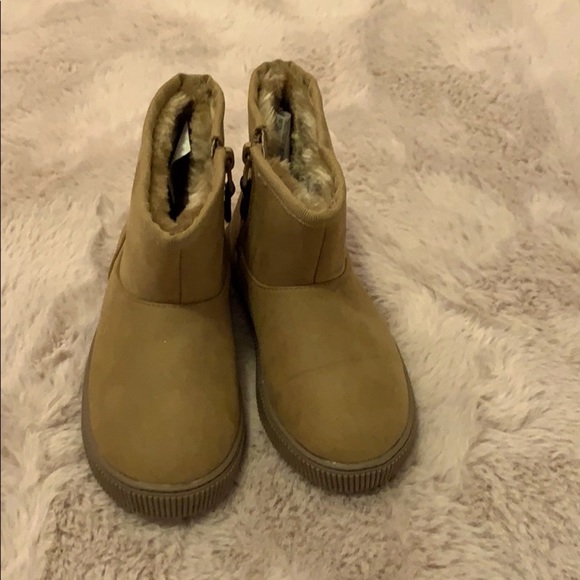 Girl boots- never worn- faux fur - Picture 1 of 4